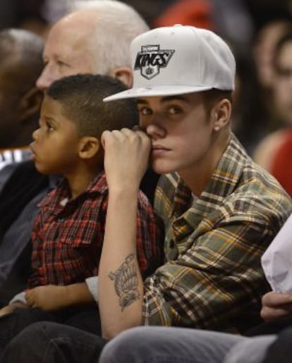 Justin Bieber y el pequeño Chris Paul II, hijo del jugador de Los Ángeles Clippers Chris Paul, en un partido de baloncesto en Los Ángeles.