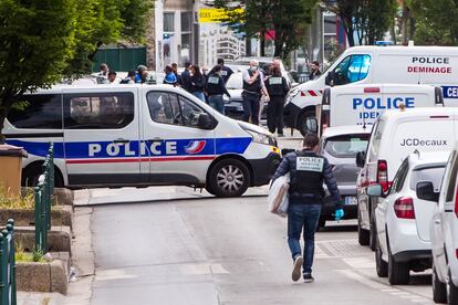 Agentes de policía franceses, este lunes en Colombes, cerca de París, tras el atropello a tres policías por parte de un hombre sospechoso de terrorismo.