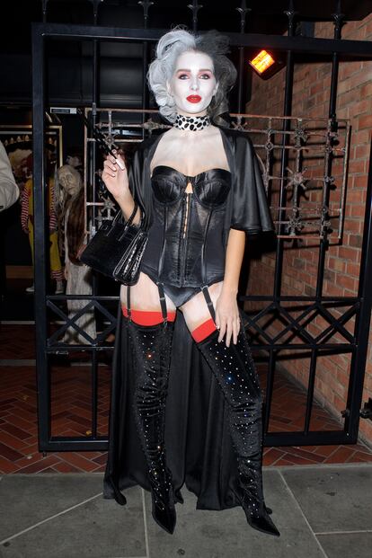 Lottie Moss, la hermana pequeña de Kate Moss, apareció en la fiesta Hallowzeem, en Londres, con un sexy disfraz de Cruella de Vil.