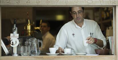 Un cambrer prepara uns cafès en un bar de Sevilla.