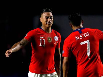 Vargas celebra con Alexis Sánchez uno de los goles de Chile ante Japón.