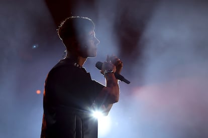 El rapero y compositor argentino Duki, durante el concierto en el estadio Santiago Bernabéu, en Madrid.