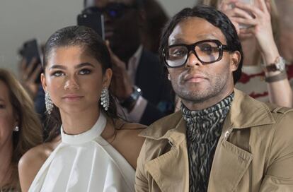 Zendaya y Law Roach, en el desfile de Ralph &amp; Russo, en la semana de la moda de Par&iacute;s.