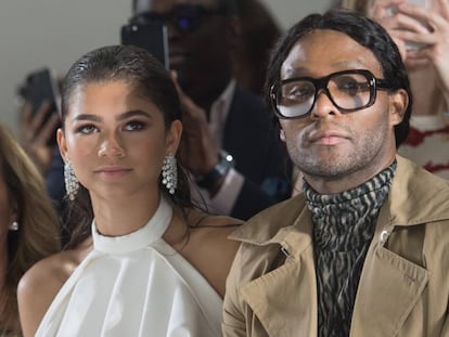 Zendaya y Law Roach, en el desfile de Ralph &amp; Russo, en la semana de la moda de Par&iacute;s.