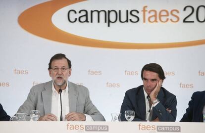 Mariano Rajoy y José María Aznar, en un acto de FAES de 2015.