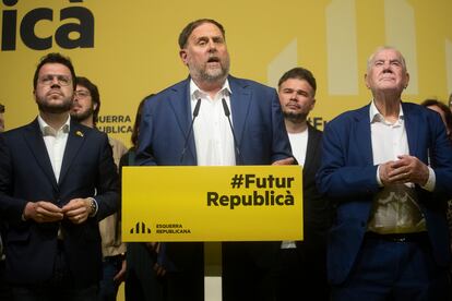 El presidente de Esquerra, Oriol Junqueras, junto al alcaldable por Barcelona, Ernest Maragall, y el presidente de la Generalitat y coordinador nacional de Esquerra, Pere Aragonès, comparecen para valorar los resultados de las elecciones de este domingo.