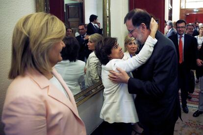 Mariano Rajoy y Soraya Sáez de Santamaría se abrazan en un pasillo del Congreso tras la investidura de Pedro Sánchez, después de la segunda jornada de la moción de censura, el 1 de junio de 2018.