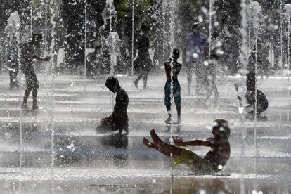 Los niños juegan con agua en un día de verano caluroso en la ciudad francesa de Niza.