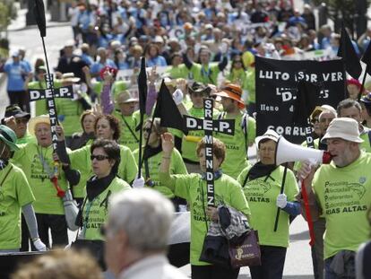 Varias personas se manifiestan contra las participaciones preferentes