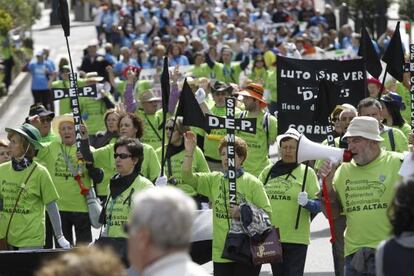 Varias personas se manifiestan contra las participaciones preferentes