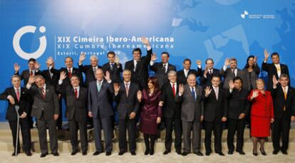 Foto de familia de la Cumbre Iberomericana celebrada en la localidad portuguesa de Estoril en noviembre de 2009.