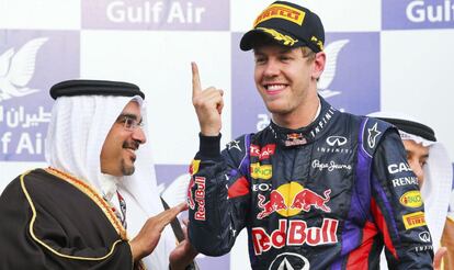 Vettel celebra la victoria en el podio de Sakhir.