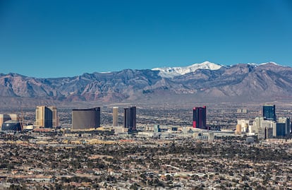 Los hoteles, casinos y atracciones de Las Vegas vistos desde el aire.