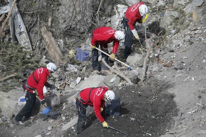 Les dificultats que imposa l'escarpat terreny del massís de Trois-Évêchés, als Alps del sud, només permeten arribar a peu a la zona de la catàstrofe (fet que implica quatre hores caminant) o en helicòpter. A la imatge, personal de rescat, el 29 de març del 2015.