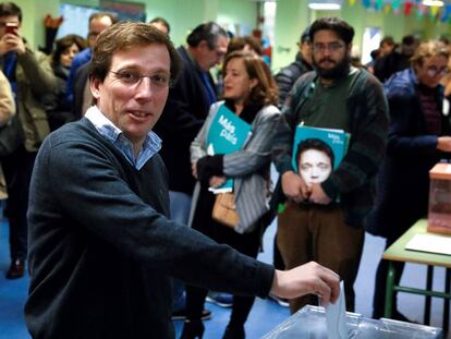 El alcalde de Madrid, José Luís Martínez Almeida, deposita su voto en el CEIP Ortega y Gasset.