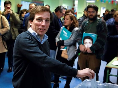 El alcalde de Madrid, José Luís Martínez Almeida, deposita su voto en el CEIP Ortega y Gasset.