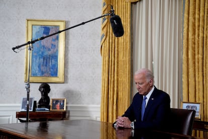 El presidente de Estados Unidos, Joe Biden, hace una pausa antes de dirigirse a la nación desde el Despacho Oval de la Casa Blanca en Washington, este miércoles en Washington (EE UU).