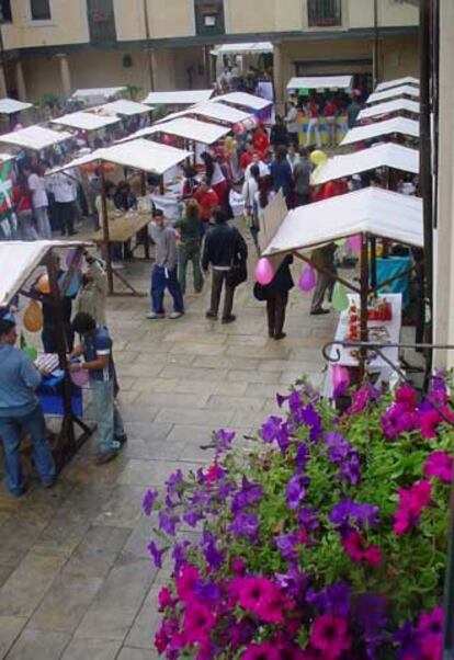 Los alumnos venden sus productos en la plaza del Fontán, en Oviedo.