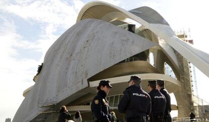 Agentes de polic&iacute;a junto al Palau de las Arts durante el registro de la Unidad de Delincuencia Econ&oacute;mica y Fiscal el 21 de enero.