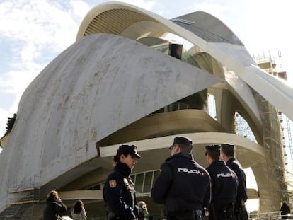 Agentes de polic&iacute;a junto al Palau de las Arts durante el registro de la Unidad de Delincuencia Econ&oacute;mica y Fiscal el 21 de enero.