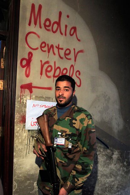 Un soldado hace guardia frente al acceso de la zona habilitada para la prensa en Bengasi.
