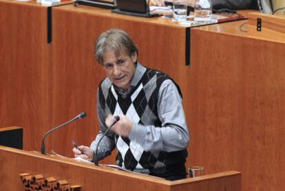 El coordinador de IU de Extremadura, Pedro Escobar, ayer en la Asamblea.