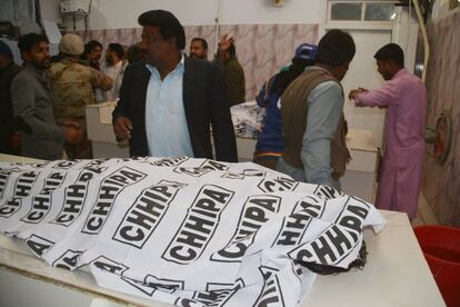 Cuerpos de las víctimas del atentado yacen en la morgue de un hospital de Quetta.