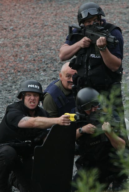 Policías británicos durante la negociación con Moat.