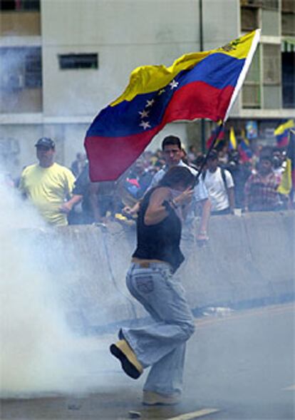 Una manifestante, durante la marcha opositora de ayer en Caracas.