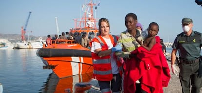 Cruz Roja y Salvamento Marítimo asisten en Motril a inmigrantes rescatados.