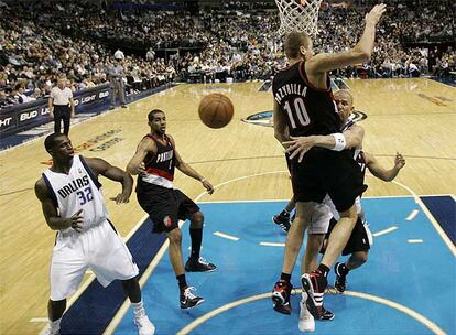 Jason Kidd pase el balón ante la presencia de Przybilla.