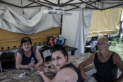 “Los espectáculos itinerantes están bloqueados. Todo se ha parado”, dice Giorgia de Franceschi (centro) en un descampado junto a la vieja estación de Trieste.