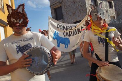 Algunos de los estudiantes que recorren los pueblos para advertir de la desaparición del burro.