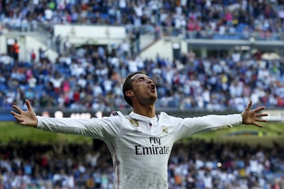 Ronaldo celebra el quinto gol frente al Granada en el Santiago Bernabéu, el 5 de abril de 2015.