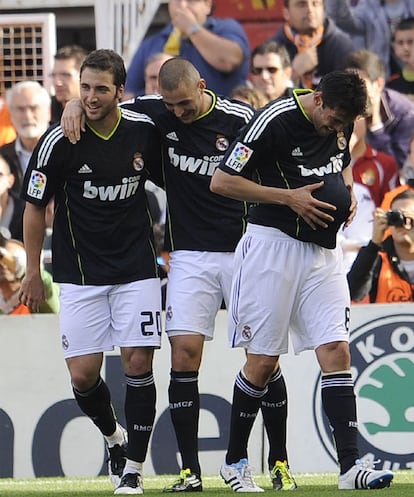 Higuaín, Benzema y Kaká celebran el primer gol del brasileño que suponía el 0-3.