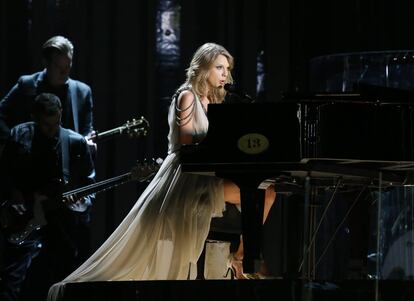 Taylor Swift durante su actuación en la gala de los Grammy en el Staples Center, Los Ángeles, California