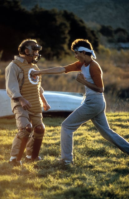 Ralph Macchio golpea un muñeco en una escena de 'Karate Kid'.
