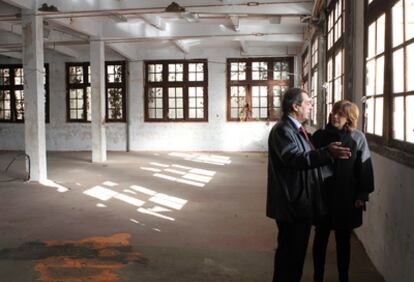 El alcalde de Gernika, José María Gorroño, y la consejera Blanca Urgell visitan la fábrica Astra.