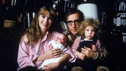 Retrato familiar de Mia Farrow, Woody Allen y sus hijos Satchel (después Ronan) y Dylan realizado a inicios de 1988.