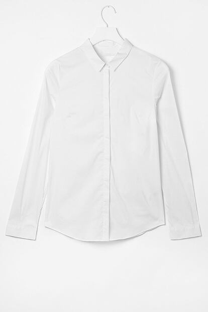 Camisa blanca básica de algodón y polyamida de COS. Cuesta 34 euros.