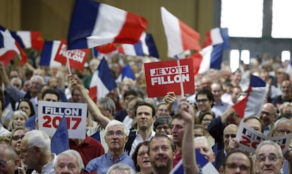 Simpatizantes del candidato conservador Fran&ccedil;ois Fillon durante un mitin en Par&iacute;s este domingo.