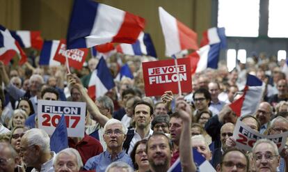 Simpatizantes del candidato conservador Fran&ccedil;ois Fillon durante un mitin en Par&iacute;s este domingo.