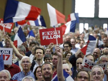 Simpatizantes del candidato conservador Fran&ccedil;ois Fillon durante un mitin en Par&iacute;s este domingo.