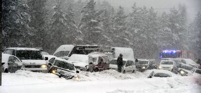 Accidente en Lathi, cerca de Helsinki, Finlandia. La policía de la ciudad ha recibido cerca de 200 avisos de accidentes de tráfico debido a la fuerte nevada en el país nórdico.