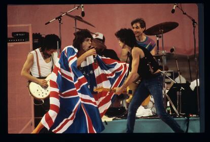Jagger envuelto en la bandera británica en un concierto en Londres en 1982