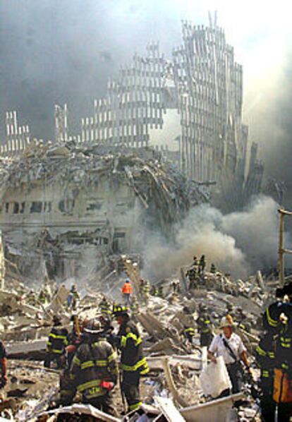 Los servicios de rescate buscan supervivientes entre los escombros del World Trade Center.