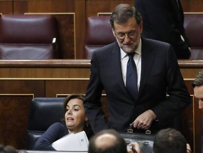 Mariano Rajoy (c), junto a Soraya S&aacute;enz de Santamar&iacute;a, y Rafael Hernando.