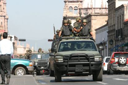 Militares patrullan el centro de Morelia (Michoacán, centro de México).