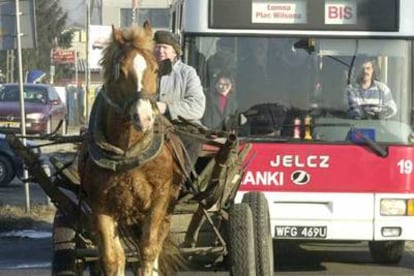 Un granjero polaco cruza una carretera en las cercanías de Varsovia.