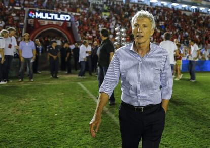 El entrenador de la selección colombiana, José Pekerman, también participó en el homenaje al exjugador del Barcelona.